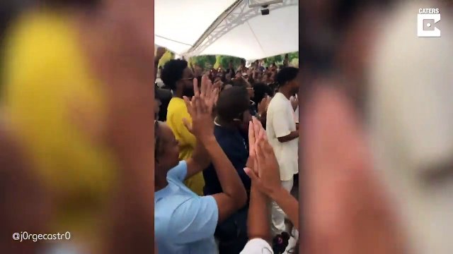 Kanye West mange sa cire d'oreilles !