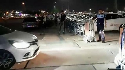 Yenikapıda israf sergisi Hava karardı, ihtiyaç fazlası kiralık araçların girişi sürüyor