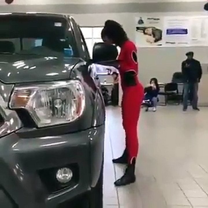 Arabanın altından içeceklerle geçen kız cok ilginç
