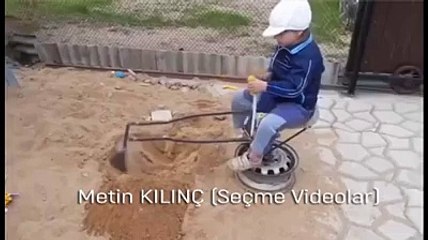 Kepçe operatörü çocuk ilginç kepçesi