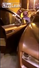 Il oublie de fermer les portes de sa Rolls Royce en reculant et les arrache