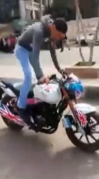 Il fait le kéké sur sa moto et se prend la gamelle de sa vie!