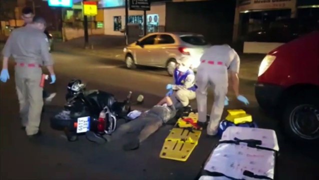 Homem sofre fratura ao se envolver em colisão entre motos na Av. Carlos Gomes