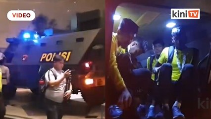 Skuad Harimau Malaya naik kereta perisai balik ke hotel