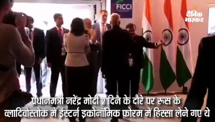 मोदी ने फोटो सेशन के दौरान सोफे पर बैठने से इनकार किया, कुर्सी मंगवाई
