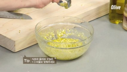 포치드 연어 드레싱 소스 만들기 & 완성된 에너지 바 자르기