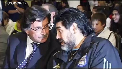 مارادونا يشرف على تدريب نادي خيمناسيا لا بلاتا الأرجنتيني