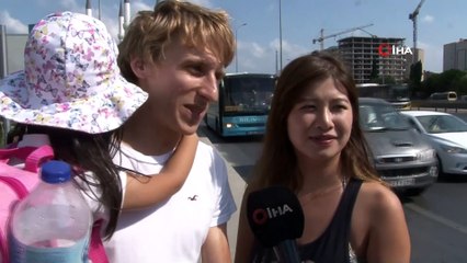 Avrupalı çiftin 5 yaşındaki kızları ile aile boyu otostop serüveni