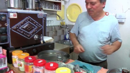 Bir kuruş ödemeden çay ocağını adeta müzeye çevirdi