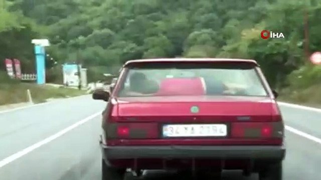 İstanbul'da ilginç görüntü... Küçük çocuğu otomobilin arka camında görenler neye uğradığını şaşırdı