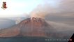 Stromboli: colonna di fumo dal Vulcano, il sorvolo con l’elicottero della Polizia di Stato