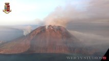 Stromboli: colonna di fumo dal Vulcano, il sorvolo con l’elicottero della Polizia di Stato