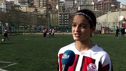 KIZLAR DA FUTBOL OYNAR