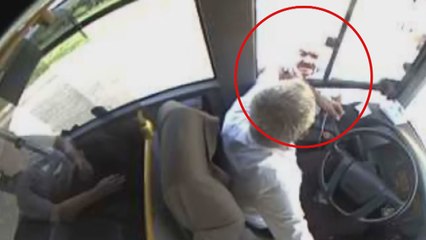 Sinirlendi, balta ile saldırdı