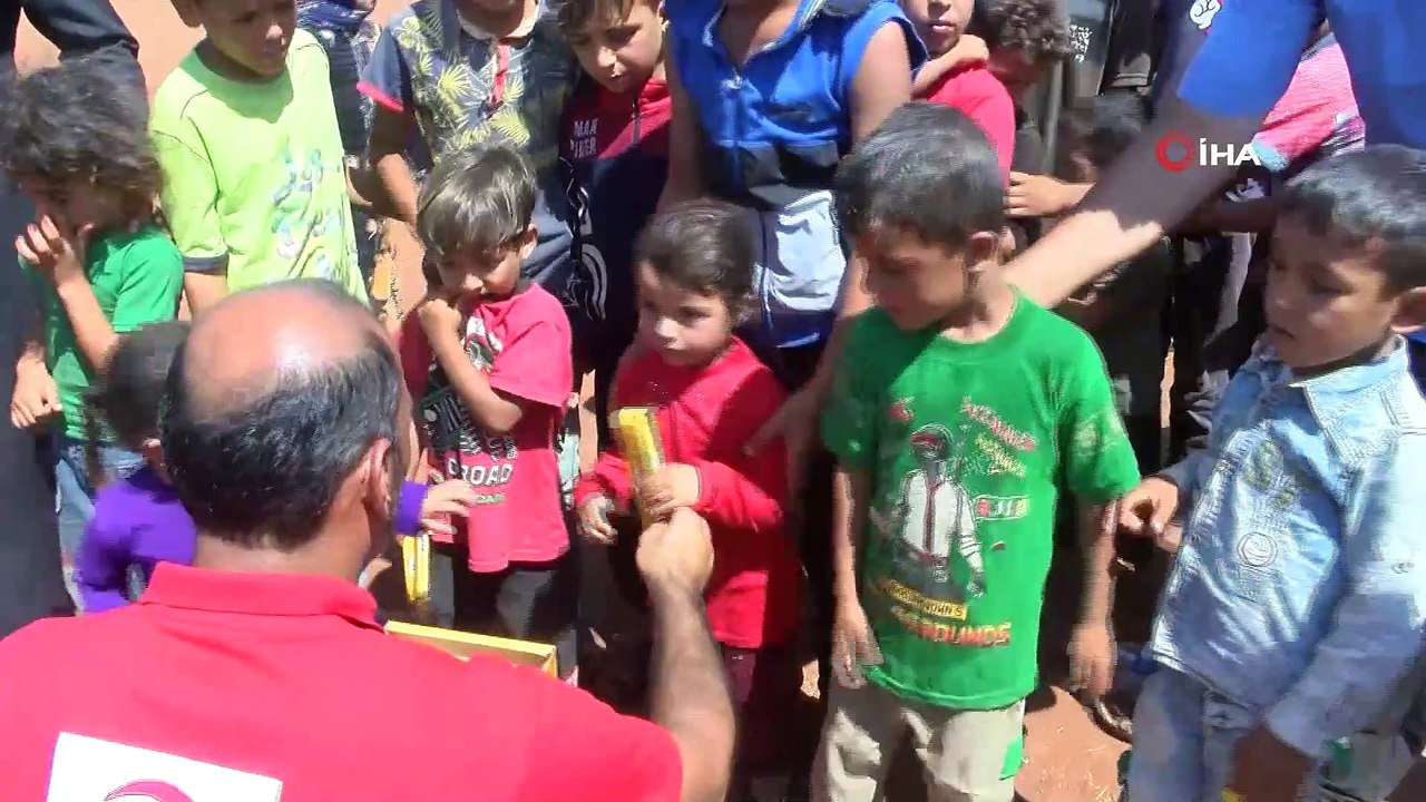 - Çadırlarda yaşayan İdliblilere Türk Kızılayından yardım eli- İdliblilere yardım eli yine Kızılaydan geldi- Türkiye sınırına yakın güvenli bölgelere göç eden İdliblilere Türk Kızılayından yardım eli