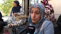 HDP önünde eylem yapan anne Ayşegül Biçer: 'Biz Türkiye Cumhuriyeti bayrağı altında yaşıyoruz, biz Kürdistan davası kabul etmiyoruz'