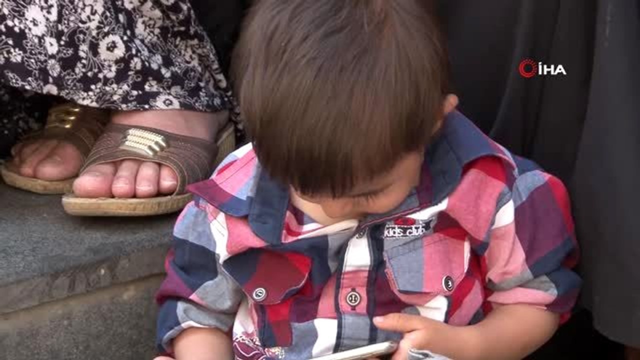 HDP önünde eylem yapan anne Ayşegül Biçer: "Biz Türkiye Cumhuriyeti bayrağı altında yaşıyoruz, biz...