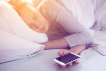 Dormir con tu teléfono móvil: 3 cosas que debes saber