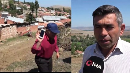 Telefon ile Görüşebilmek İçin Tepelere Tırmanıp Sinyal Arıyorlar