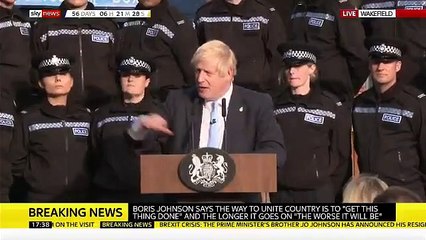 Tải video: Royaume-Uni : Le Premier ministre Boris Johnson poursuit son discours malgré le malaise d’une jeune policière - VIDEO