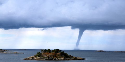 Videoaficionados graban una espectacular tromba marina en las costas de México
