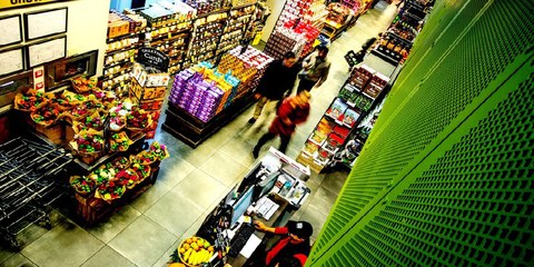 Indignantes imágenes de un desgraciado sintecho negro de 17 años azotado salvajemente por robar chocolates