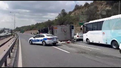 Anadolu Otoyolu'nda ambalajlı su yüklü tır devrildi