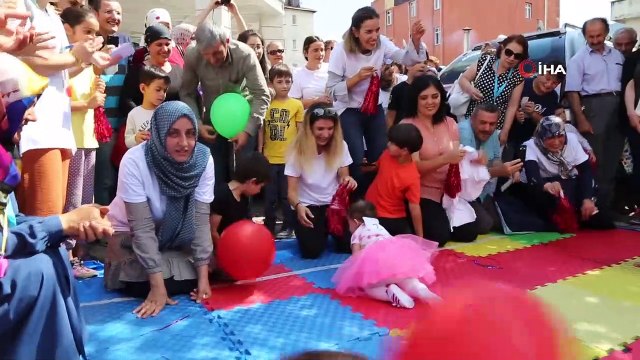 Artvin’de bebekler arası emekleme yarışması renkli görüntülere sahne oldu