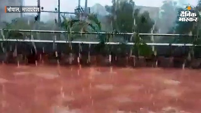 आधे घंटे तेज बारिश; थोड़ी देर के लिए छाया अंधेरा, सड़कें हुई लबालब