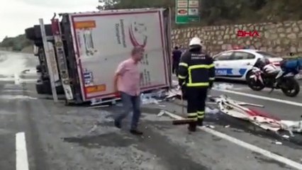 TEM'de hafif ticari araca çarpan TIR devrildi