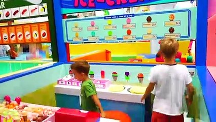 Vlad and Mama pretend play profession at the game center for kids