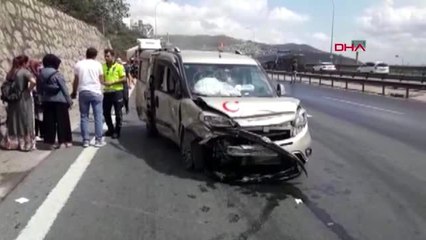 Kocaeli tem'de hafif ticari araca çarpan tır devrildi