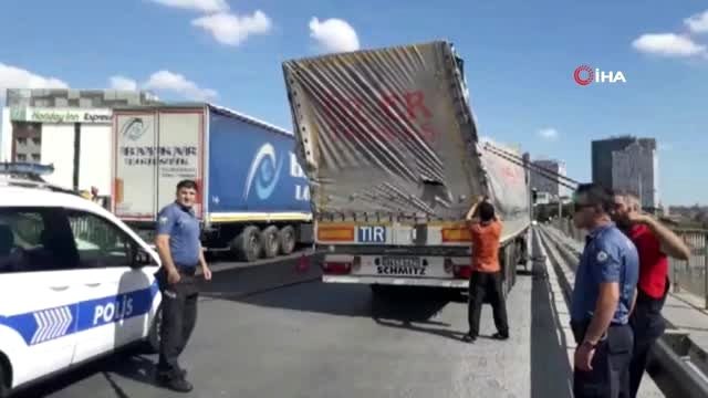 - Küçükçekmece Basın Ekspres Yolu Papaz Köprüsünde iplik yüklü tırın dorsesi yanlış yüklemeden...