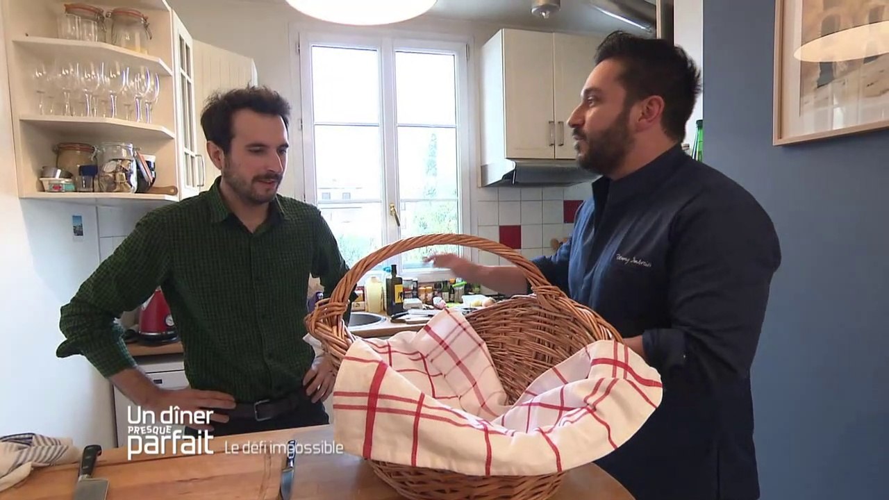 Denny Imbroisi dans l'émission "Un dîner presque parfait - Défi impossible" (Emission 4 - 05/09/19)
