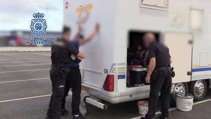 Intentar embarcar ocultos en un ferry con destino al Reino Unido