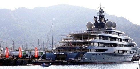 Marmaris açıklarında demirleyen süper lüks yata 470 bin litre yakıt ikmali yapıldı