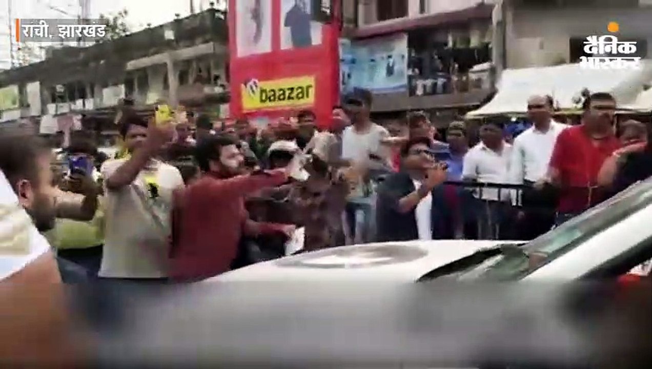 वैन में पुलिस बगैर सीट बेल्ट, पुलिस को नियम तोड़...