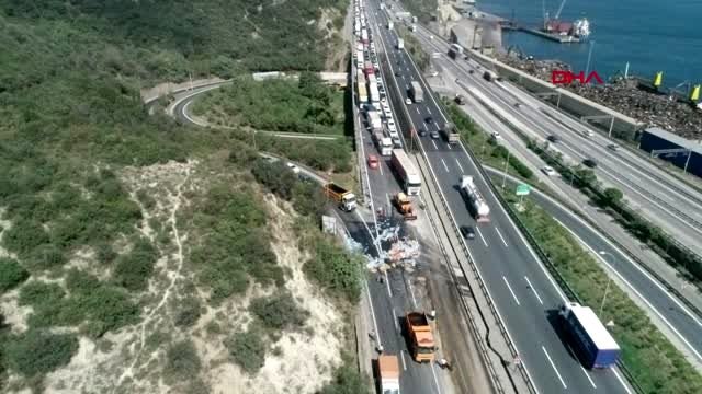 Kocaeli tem'de tır devrildi, uzun araç kuyrukları oluştu-2