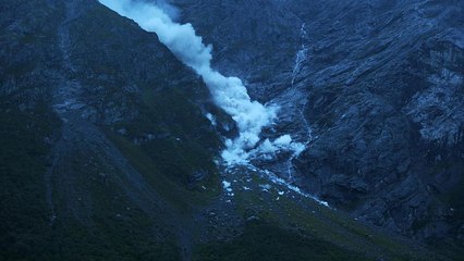 Скачать видео: Norvegia, un pezzo di montagna si stacca dopo anni di allarmi ed evacuazioni