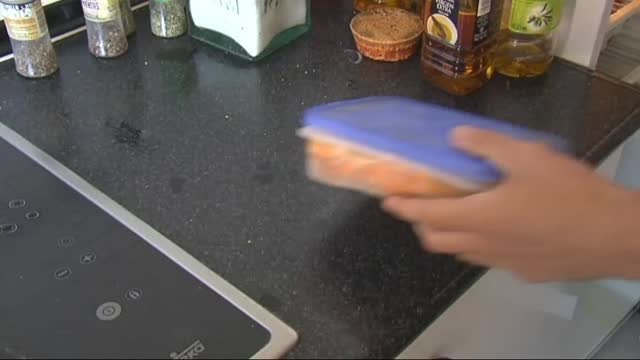 Demanda a sus padres para que le paguen una pensión con 24 años