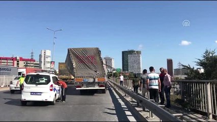 Devrilme tehlikesi geçiren tırın dorsesi halatlarla köprüye bağlandı