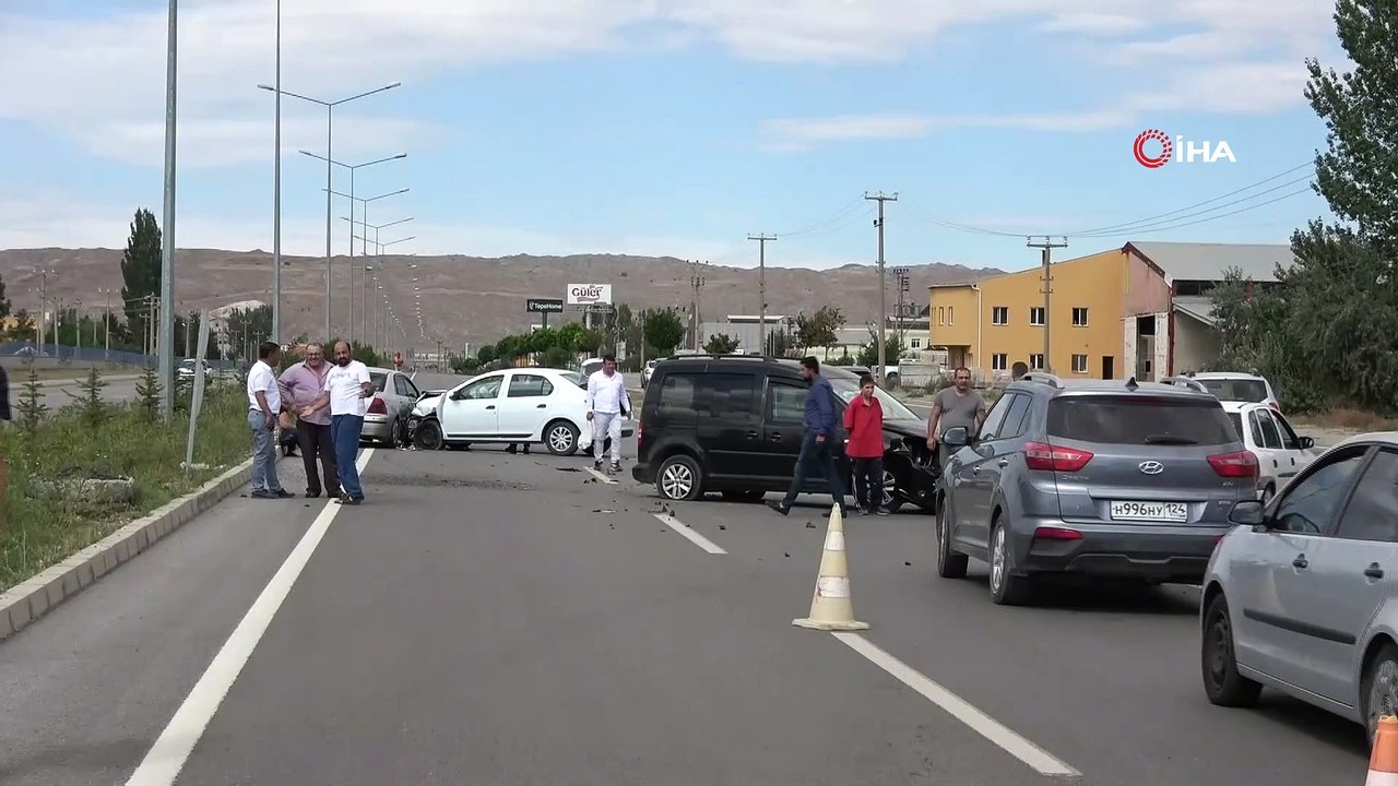 3 aracın karıştığı zincirleme trafik kazası kamerada