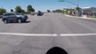 Un motard ultra chanceux passe à quelques centimètres d'un automobiliste qui grille un feu rouge