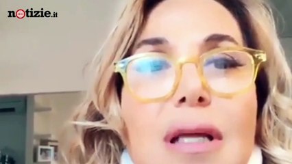 Incidente per Barbara D'Urso, colpita da lastra di cristallo: "Non sento il  braccio" | Notizie.it