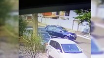 Vídeo: Mulher procura caminhonete que bateu carro estacionado