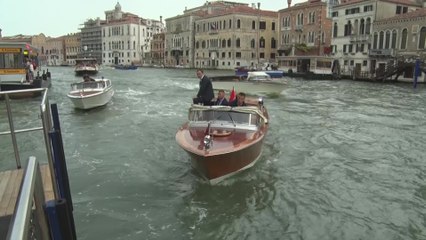 La reine Mathilde visite la Biennale de Venise