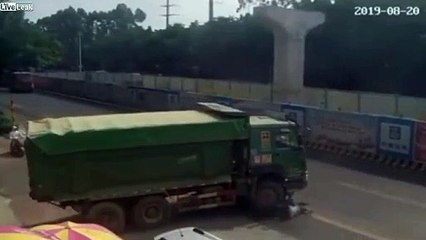 Il évite un camion en roulant sur la route après être tombé de vélo !