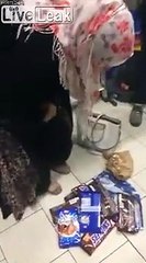 Elle volent chez LIDL, regardez ce qu'elles ont pris sous leur djellaba !