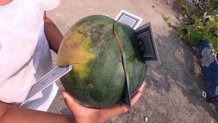 Couper une pastèque avec des cartes de jeu lancées !