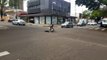 Carro e moto batem em cruzamento no centro de Cascavel
